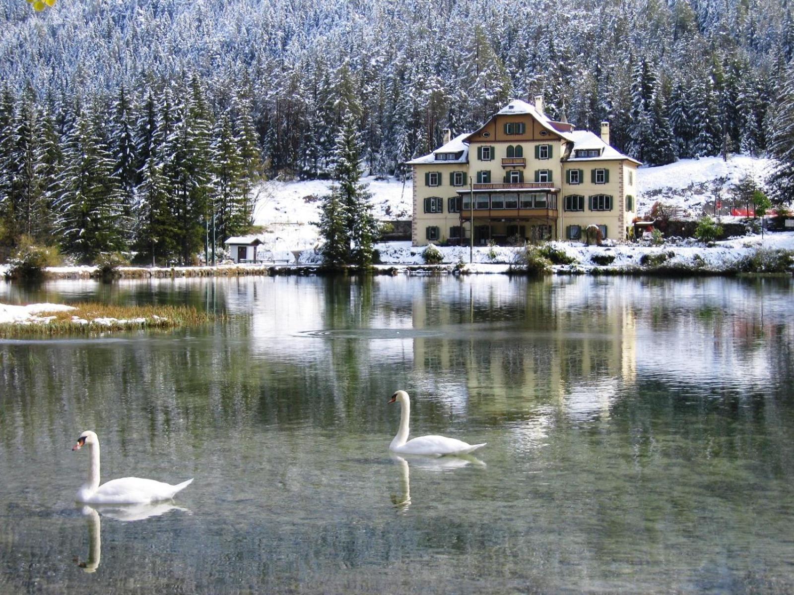 Hotel Baur Am See Dobbiaco Exterior photo